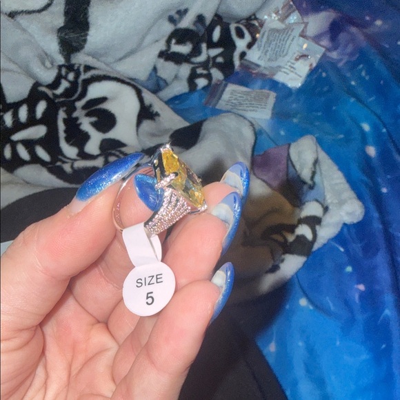 Elegant Silver Ring with Radiant Yellow Stone - Picture 6 of 7